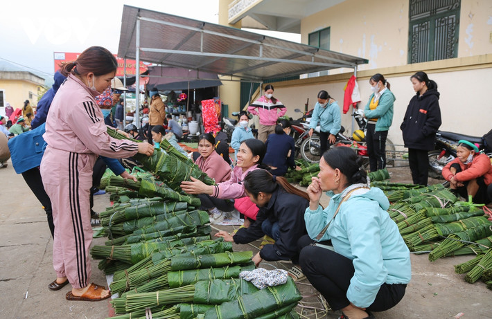 Lá dong được bày bán thành dãy trong sân chợ. Đây là một trong những gian hàng đắt khách nhất bởi ai đi chợ cũng muốn chọn những chiếc lá dong đẹp nhất, xanh nhất để gói những chiếc bánh chưng dài truyền thống với các loại nhân khác nhau