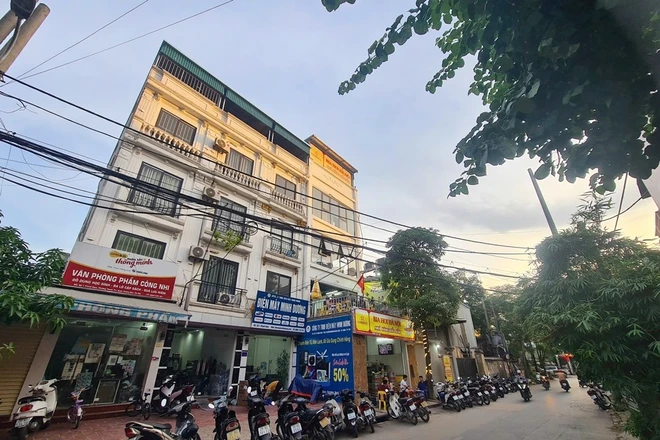 Quán bia lấn chiếm vỉa hè, lòng đường trên phố Thanh Đàm, Hà Nội