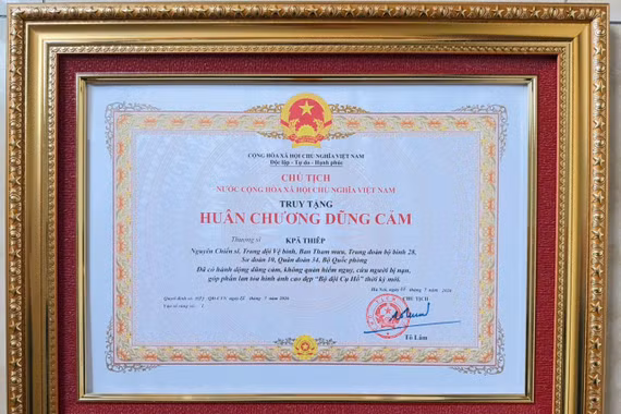 Truy tặng Huân chương Dũng cảm cho Thượng sĩ Kpă Thiệp