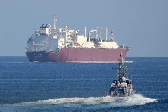 Hình ảnh tàu chiến Mỹ tuần tra tại eo biển Hormuz, tuyến vận tải dầu chiến lược của thế giới