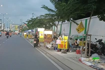 TP HCM: Đường Dương Quảng Hàm vừa thông xe, vỉa hè đã thành 'chợ'