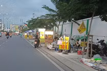 TP HCM: Đường Dương Quảng Hàm vừa thông xe, vỉa hè đã thành 'chợ'