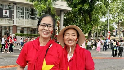 Người dân rưng rưng xúc động khi xem Lễ Tổng duyệt diễu binh, diễu hành kỷ niệm 80 năm Quốc khánh 2/9