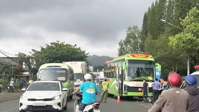 Xe khách lấn làn tông xe máy ở Lâm Đồng, 1 người tử vong