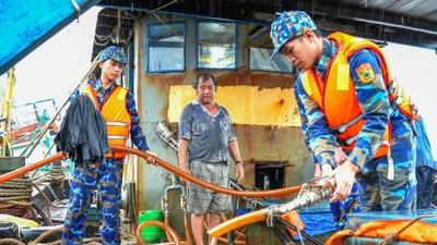 Cà Mau: Hai tàu cá chở hơn 110.000 lít dầu DO lậu bị bắt giữ