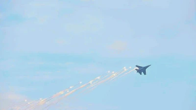 Chùm ảnh: Mãn nhãn màn tiêm kích Su-30MK2 thả đạn nhiễu rực sáng trên bầu trời Thủ đô