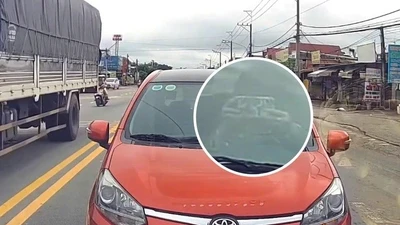TP HCM: Lái xe ngược chiều, nữ tài xế còn giơ điện thoại lên thách thức