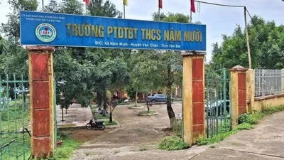 Sập trụ cổng trường học ở Lào Cai, 2 cháu nhỏ tử vong