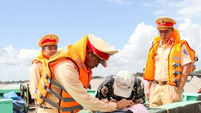 Cần Thơ siết chặt quản lý, xóa đăng ký hàng trăm phương tiện thủy