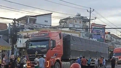 Đồng Nai: Va chạm giữa xe đầu kéo và xe máy, một phụ nữ tử vong tại chỗ