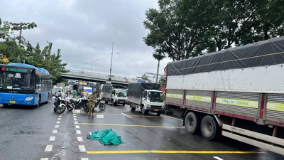 TP HCM: Người đàn ông lao vào xe container, tử vong tại chỗ