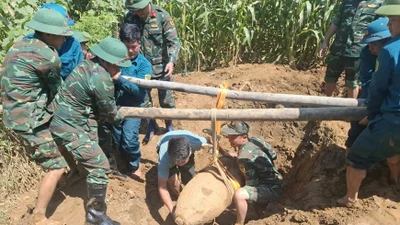 Hủy nổ quả bom 340kg lộ ra sau mưa lớn tại Lào Cai