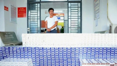 Đồng Tháp: Thu giữ 11.360 bao thuốc lá lậu trên ô tô cá nhân