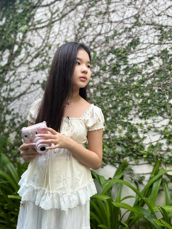 Đôi mắt sáng, gương mặt khả ái cùng biểu cảm linh hoạt giúp cô bé nổi bật với loạt ảnh mang vẻ đẹp tự nhiên, trong sáng. Ảnh: FB Nguyen Xuan Lan