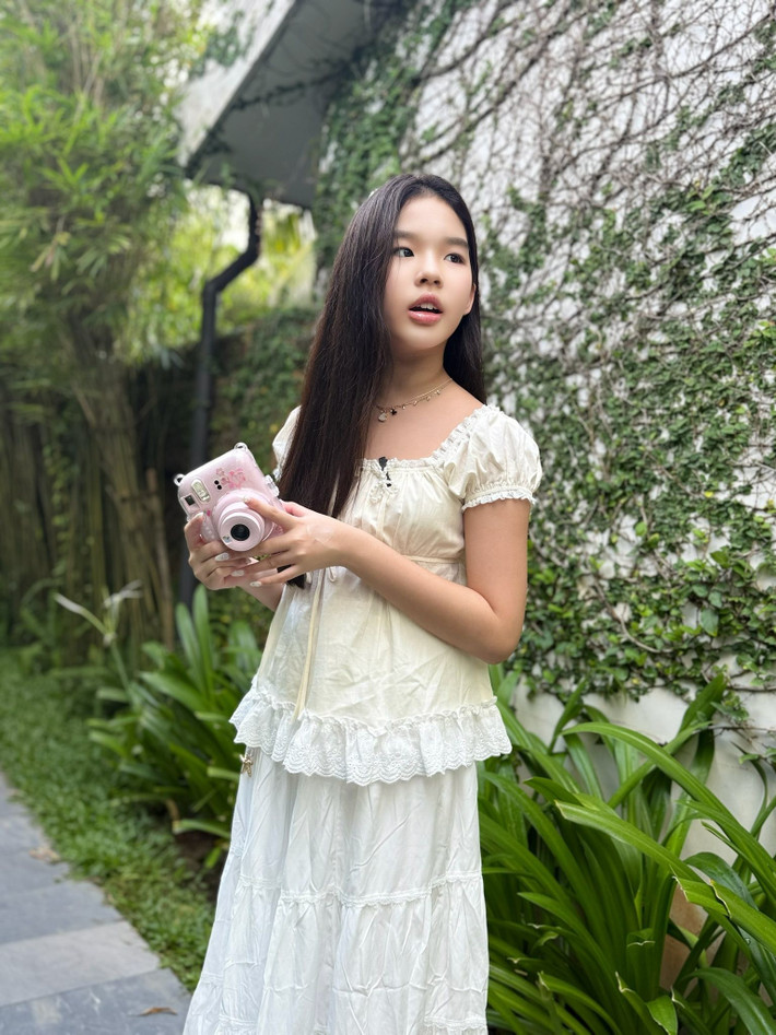 Ở tuổi 12, cô bé gây ấn tượng với vẻ ngoài xinh xắn, phong thái chuyên nghiệp và sự tự tin mỗi khi xuất hiện trước công chúng. Ảnh: FB Nguyen Xuan Lan