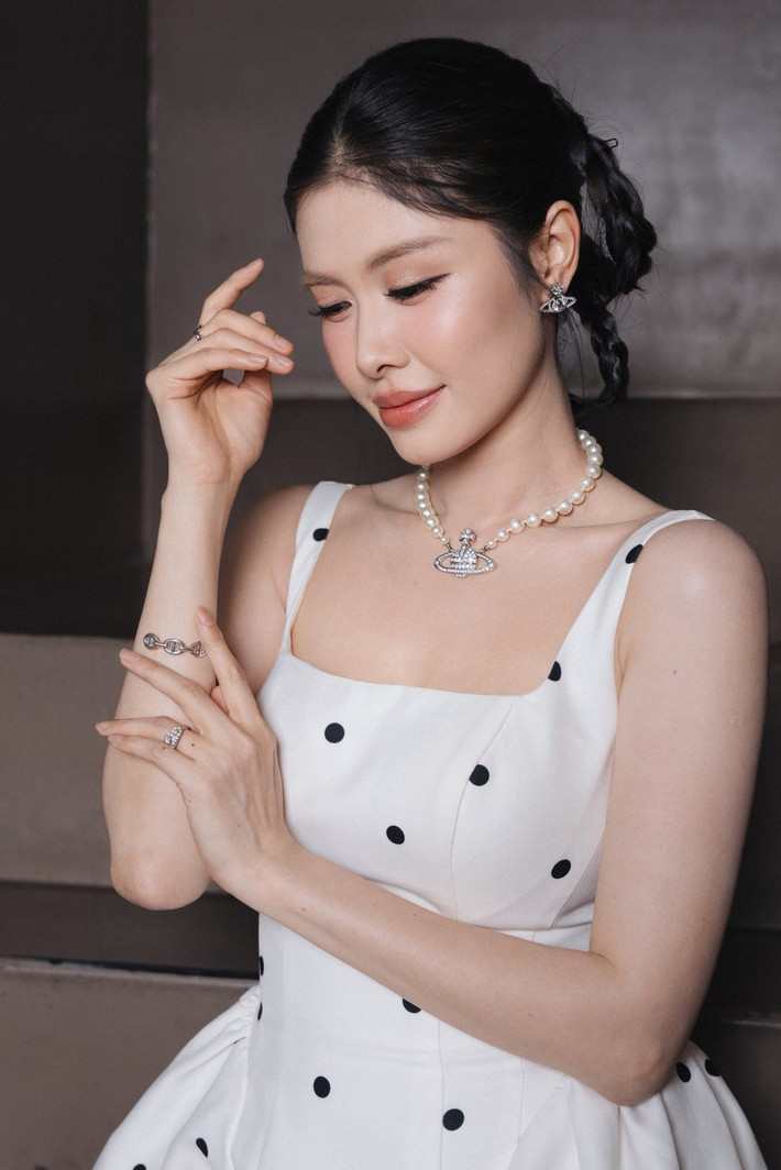 Diện đầm trắng chấm bi, bà xã Đăng Khôi khoe nhan sắc rạng rỡ. Ảnh: FB Thuy Anh Le
