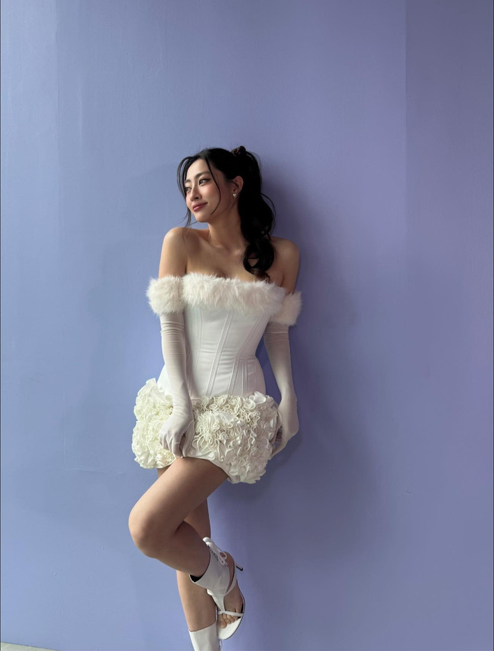 Hoa hậu Lương Thuỳ Linh gây thương nhớ với layout kẹo ngọt. Ảnh: FB Lương Thùy Linh