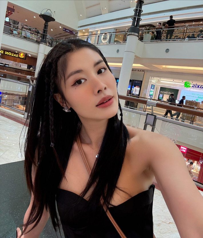 Thời điểm ba tháng rưỡi sau khi con trai thứ ba chào đời, hot mom 8X khiến nhiều người trầm trồ bởi thân hình thon gọn, nuột nà.