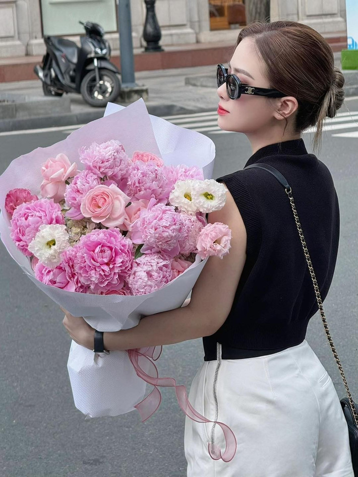 Ca sĩ Dương Hoàng Yến nhận hoa sinh nhật và tiết lộ vẫn còn độc thân. Ảnh: FB Dương Hoàng Yến