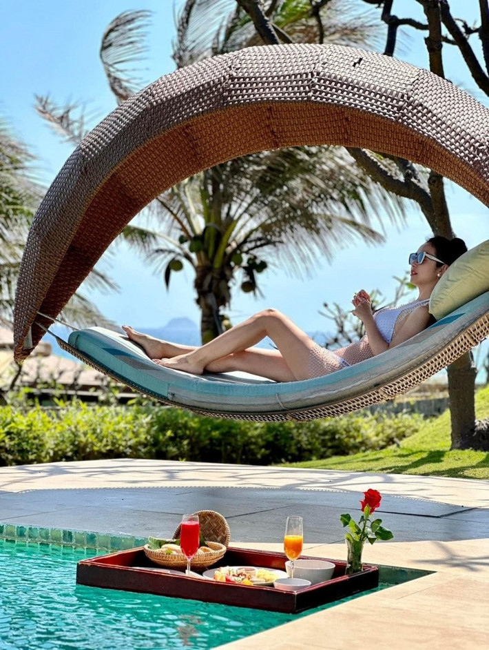 Thiết kế váy lưới "có như không" vốn kén người mặc, song khi khoác lên người Jennifer Phạm lại trở thành điểm nhấn thời trang khiến công chúng phải trầm trồ. Ảnh: FB Jennifer Pham