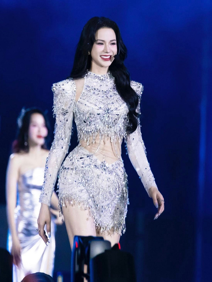 Không dừng lại ở ngoại hình, gu thời trang của cô cũng có bước chuyển mình rõ rệt. Ảnh: FB Diệp Lâm Anh
