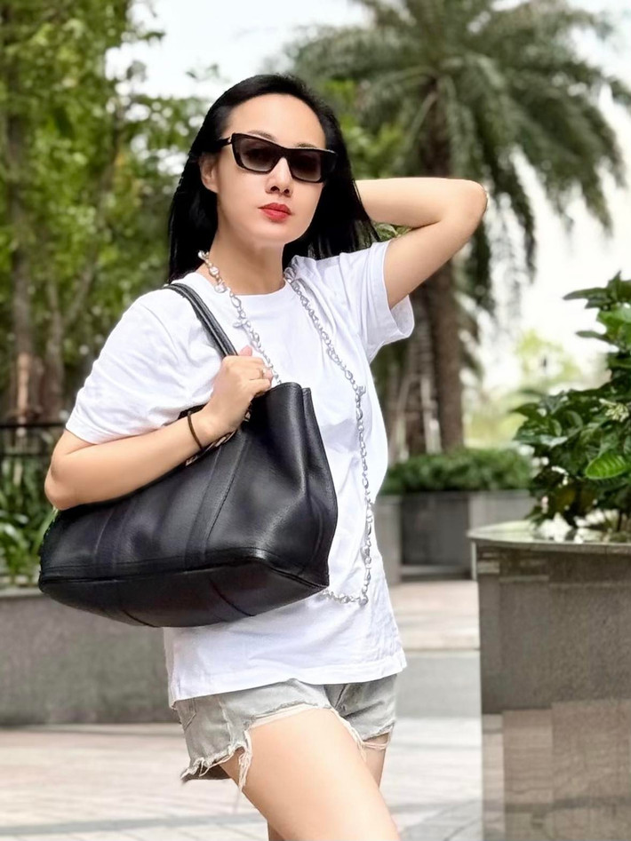 BTV Hoài Anh ăn mặc trẻ trung, năng động xuống phố. Ảnh: FB Nguyen Hoai Anh