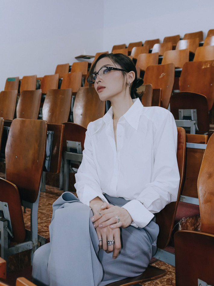 Hoa hậu Kỳ Duyên cá tính khi diện áo sơ mi trắng. Ảnh: FB Nguyen Cao Ky Duyen