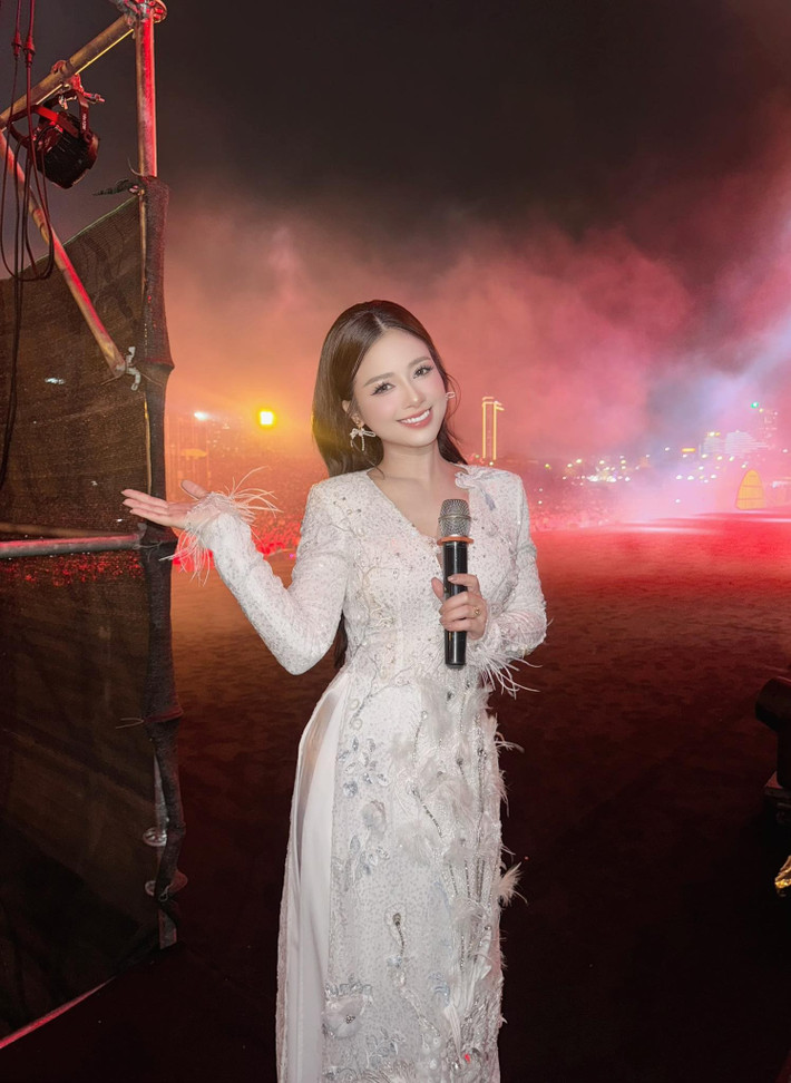 Dương Hoàng Yến sinh năm 1991 tại Hà Nội, được biết đến qua cuộc thi Sao mai điểm hẹn 2008, The Voice 2013. Cô từng được các nhạc sĩ như Dương Thụ, Quốc Trung đánh giá có chất giọng soprano khỏe, kỹ thuật tốt.