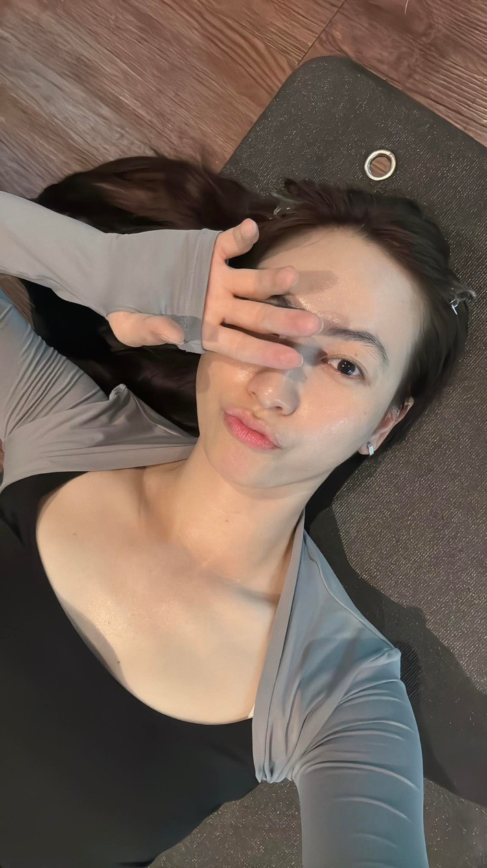Dưới ánh sáng nhẹ, làn da trắng hồng, mịn màng cùng đường nét gương mặt thanh tú càng tôn lên vẻ đẹp dịu dàng, nữ tính của Phương Anh Đào. Ảnh: FB Phương Anh Đào