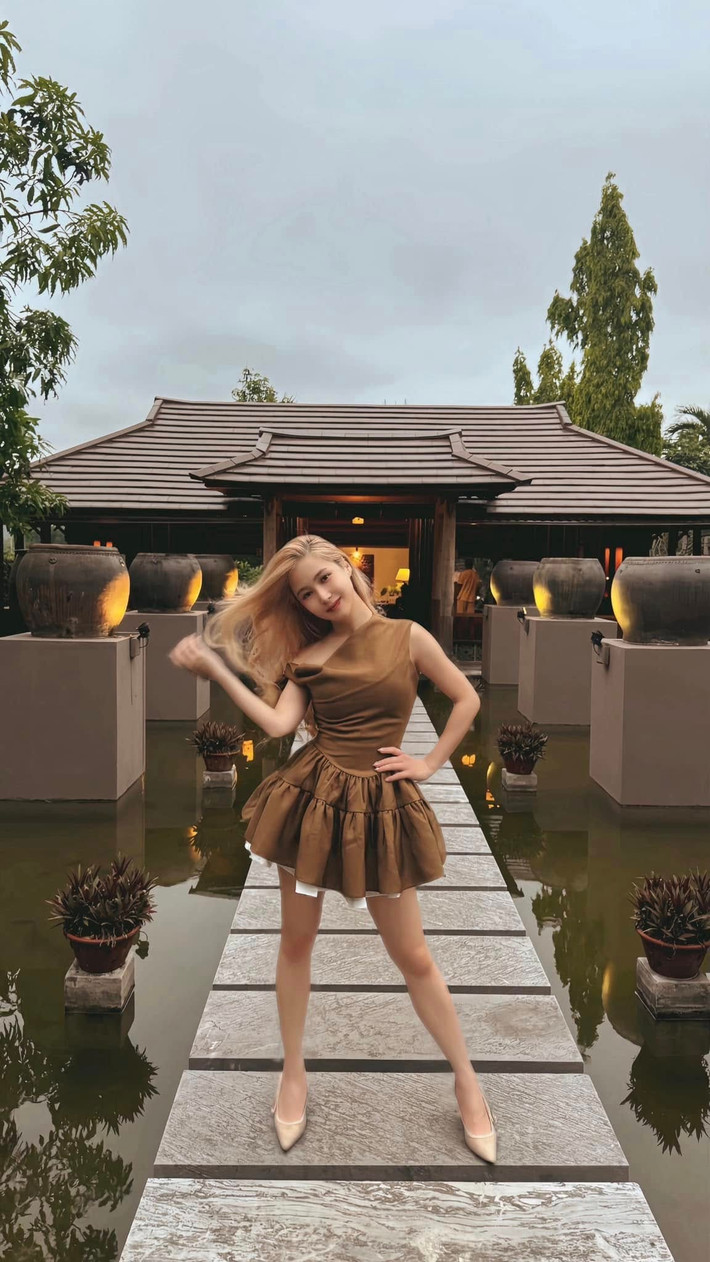 Cô nàng rất chịu khó cập nhật các kiểu trang điểm và trang phục của giới trẻ để xuất hiện thật trendy. Ảnh: FB Hương Tràm Phạm