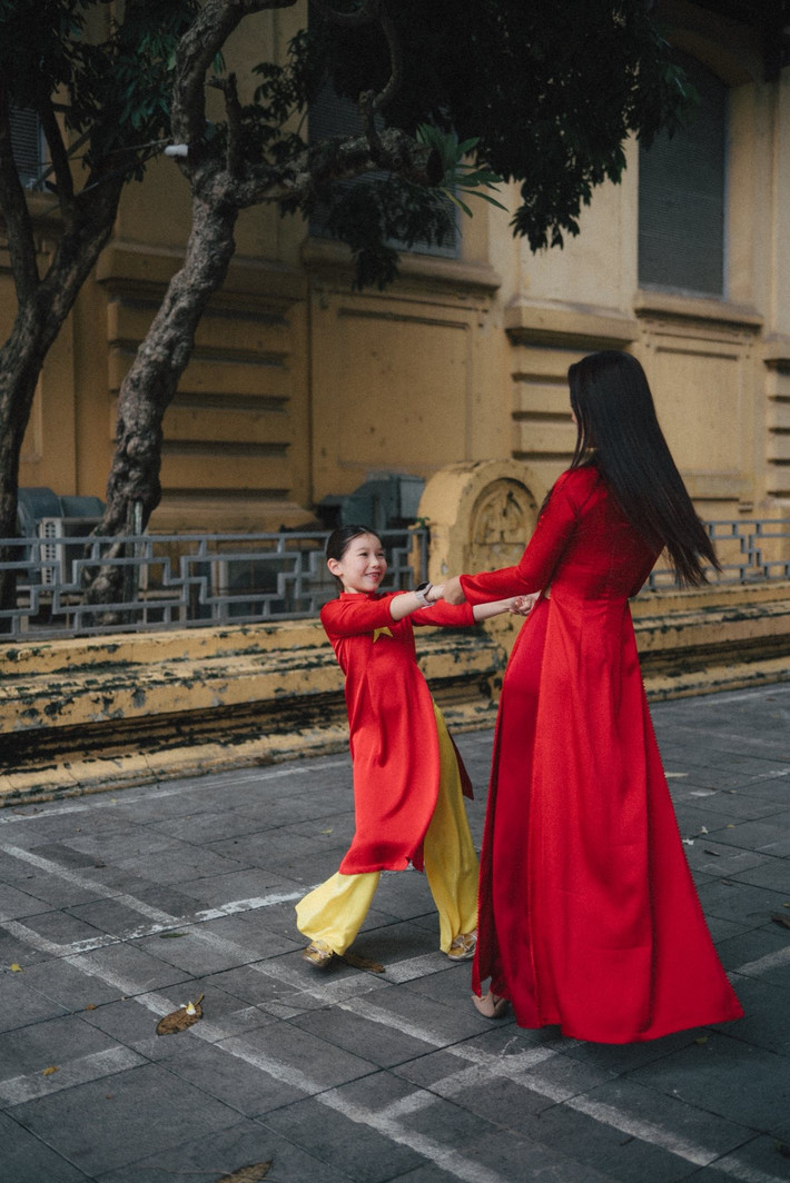 Nụ cười rạng rỡ, sự hồn nhiên của bé Myla cùng vẻ duyên dáng của Hà Anh trong tà áo dài truyền thống khiến người hâm mộ không tiếc lời khen ngợi.