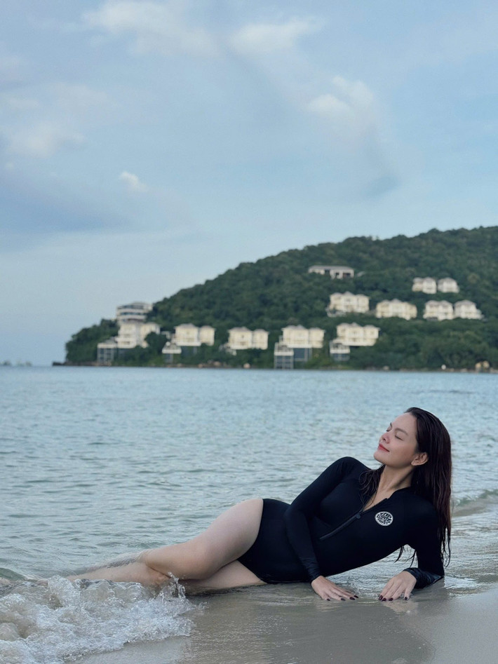 Trong chuyến nghỉ dưỡng tại Phú Quốc mới đây, Phạm Quỳnh Anh khiến người hâm mộ xuýt xoa khi đăng tải loạt ảnh diện đồ bơi liền thân trên bãi biển. Ảnh: FB Phạm Quỳnh Anh