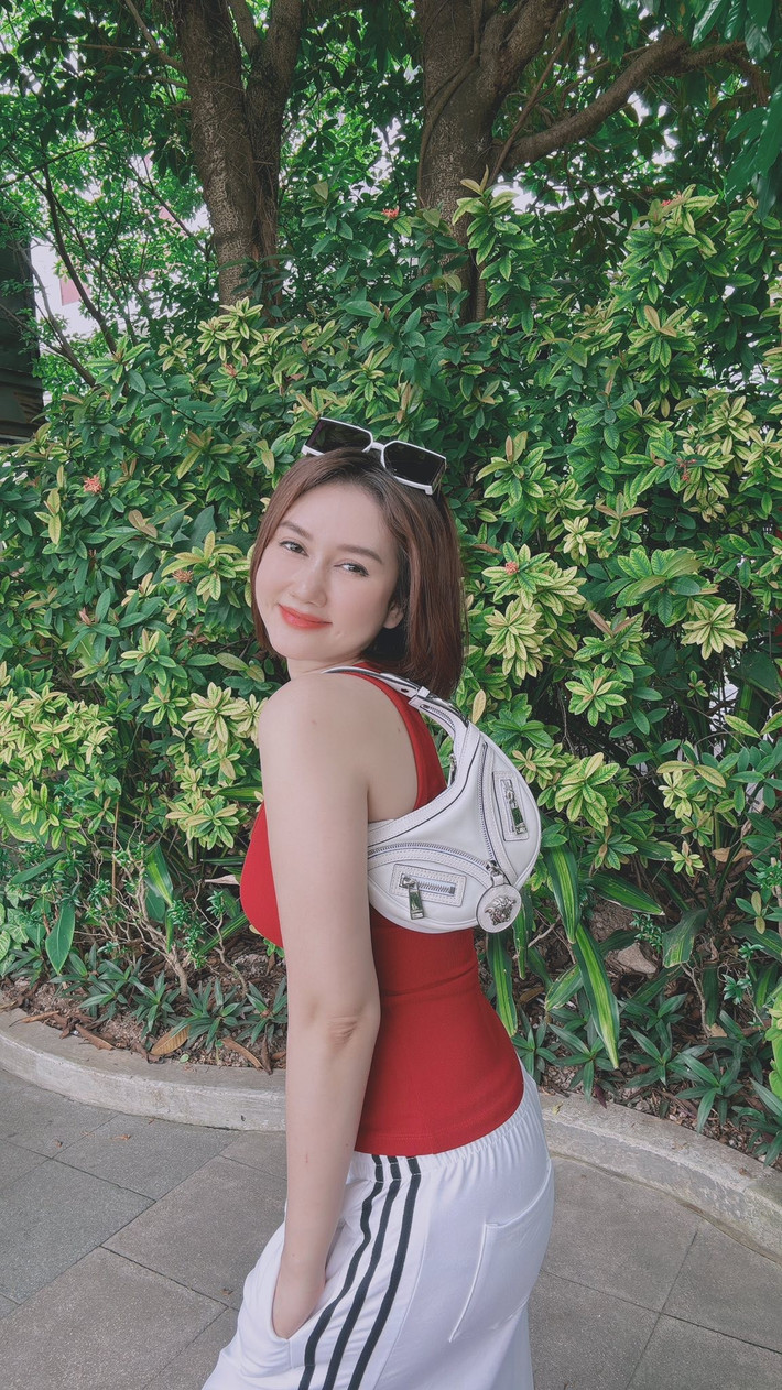 Diễn viên Hương Giang mặc trẻ trung, năng động. Ảnh: FB Nguyễn Hương Giang