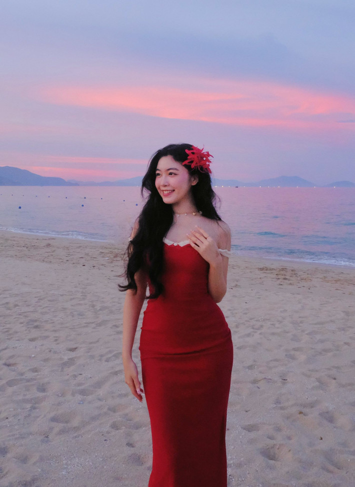 Con gái Quyền Linh sở hữu vẻ đẹp trong trẻo, tự nhiên nhưng không kém phần quyến rũ.