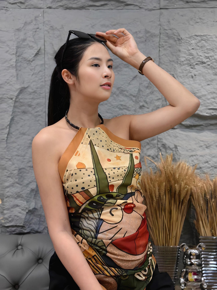 Mẹ bầu Ngọc Hân biến tấu trang phục từ khăn Doremon. Ảnh: FB Ngoc Han Dang