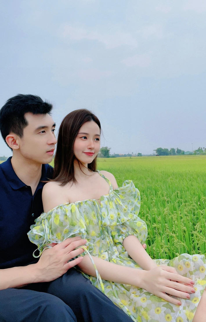 Midu chụp ảnh cùng ông xã trên cánh đồng xanh mướt. Ảnh: FB Đặng Thị Mỹ Dung