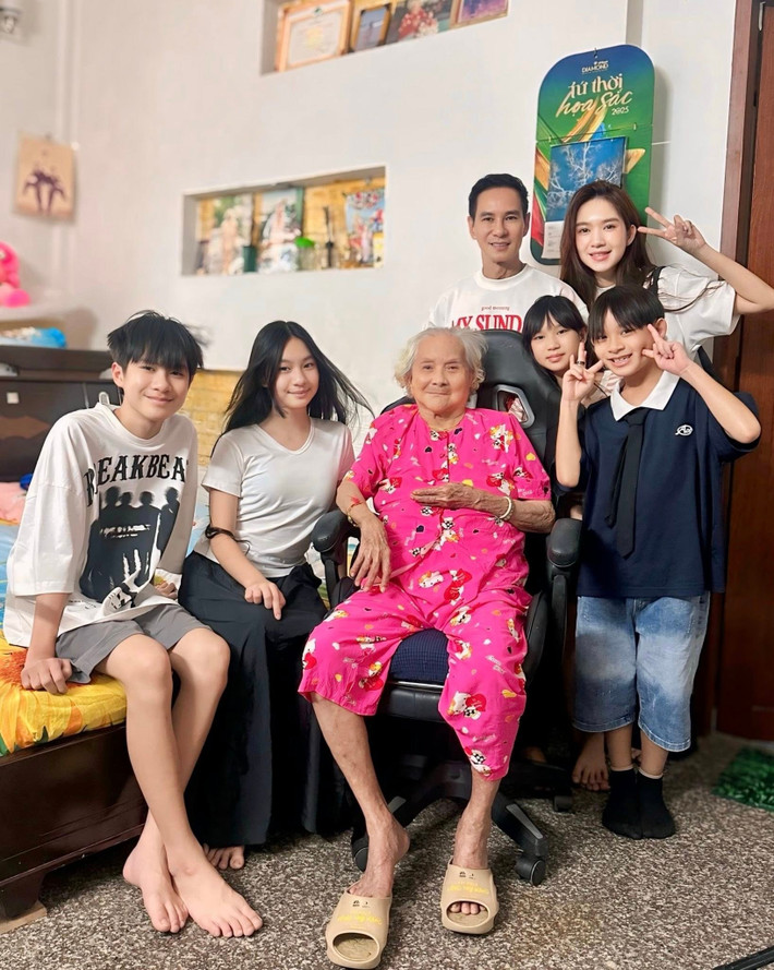 Đạo diễn Lý Hải đưa vợ con về quê nhà Tiền Giang thăm mẹ già. Ảnh: FB Ly Hai Minh Ha