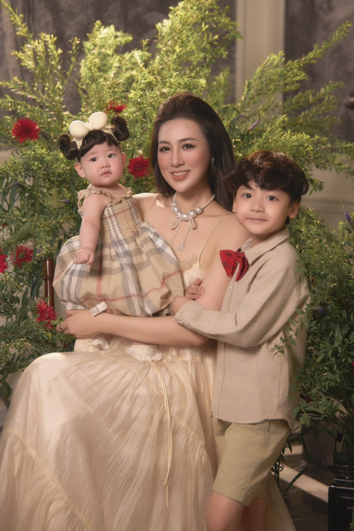 Á hậu Dương Tú Anh chụp ảnh cùng 2 con, cuộc sống viên mãn của cô khiến nhiều người ngưỡng mộ. Ảnh: FB Duong Tu Anh