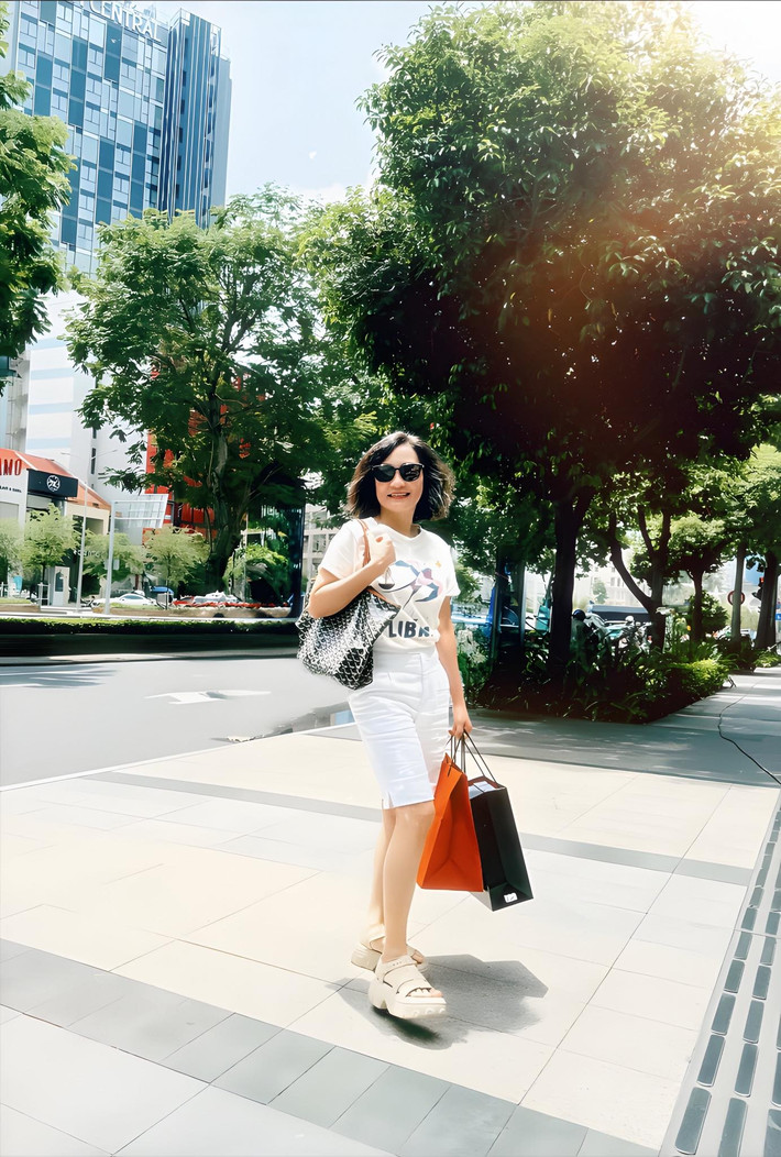 Trước đó, nghệ sĩ Hồng Đào vướng tin đồn kết hôn lần 2. Tuy nhiên, diễn viên cho biết: “Tôi cảm nhận được sự yêu thương của khán giả. Mọi người đều mong tôi được hạnh phúc. Tôi cảm ơn tình cảm này và đang thực sự vui vẻ với hiện tại”, cô chia sẻ.