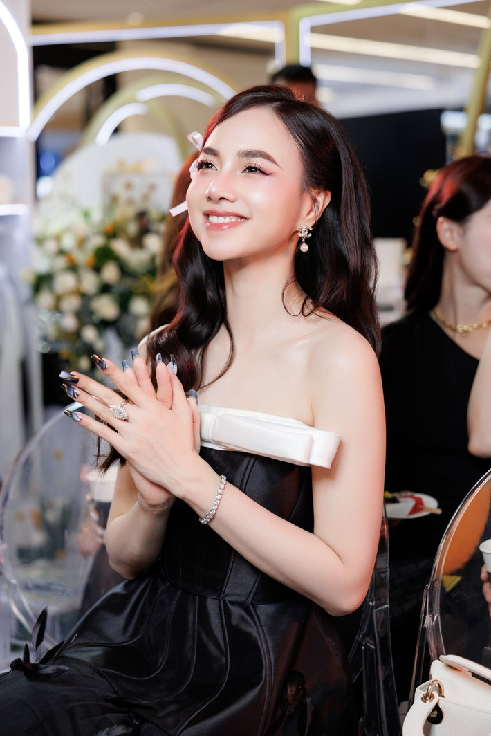 Diễn viên Đinh Ngọc Diệp vẫn thường xuyên khiến công chúng ngỡ ngàng với làn da căng mịn, vóc dáng thon gọn và thần thái rạng rỡ như thiếu nữ đôi mươi.