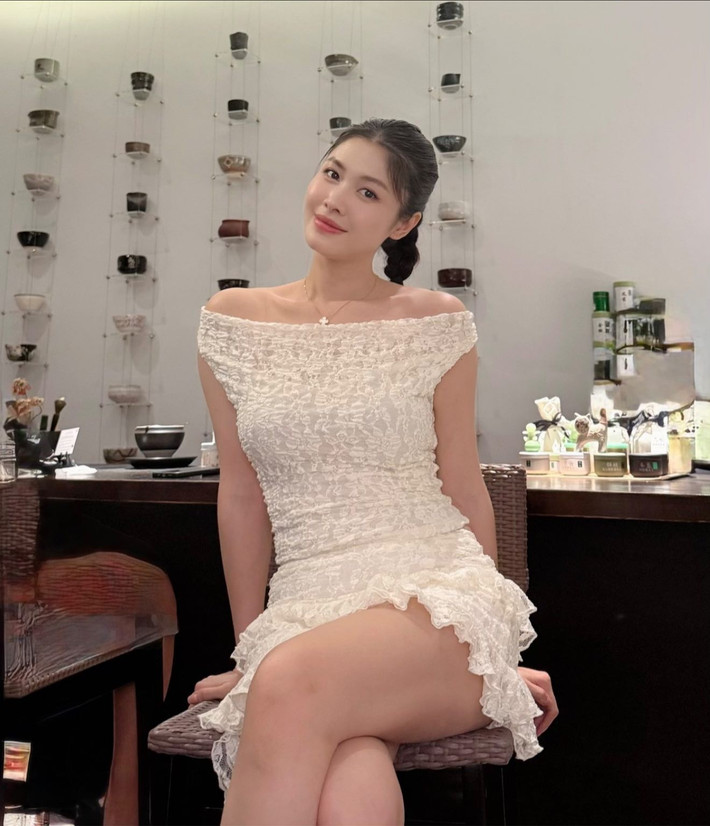 Bên cạnh nhan sắc ngọt ngào, thần thái tự tin của cô cũng là điểm cộng khiến nhiều chị em ngưỡng mộ.