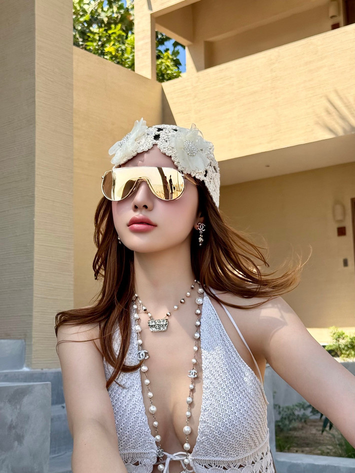 Hạnh Sino mới đây chia sẻ hình ảnh diện áo khoét sâu, hở bạo, để lộ thềm ngực gợi cảm. Ảnh: FB Hạnh Sino
