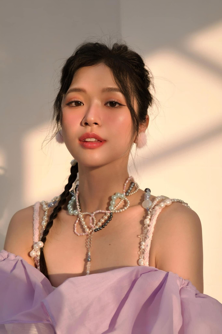 Mỗi lần xuất hiện, nụ cười tỏa rạng rỡ cùng làn da trắng sáng và đôi mắt sáng bừng giúp cô nhận được nhiều cảm tình của khán giả.