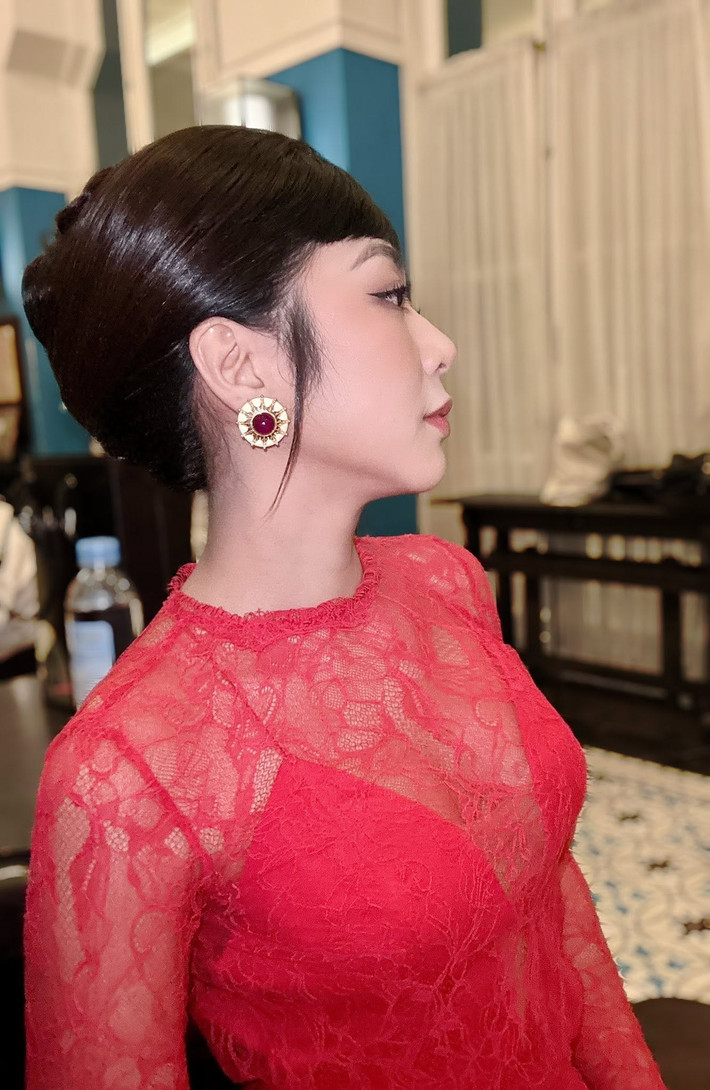 Các thiết kế váy áo xẻ tà hay chất liệu xuyên thấu được cô nàng ưu ái, giúp khoe trọn bờ vai trần mảnh mai.