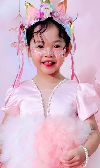 Từ ánh mắt, nụ cười đến từng biểu cảm đều toát lên vẻ hồn nhiên, trong sáng của một bé gái đang háo hức đón tuổi mới. Ảnh: FB Đàm Thu Trang
