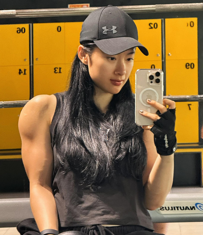 Diễn viên Angela Phương Trinh gây chú ý với đôi vai vạm vỡ. Ảnh: FB Angela Phương Trinh