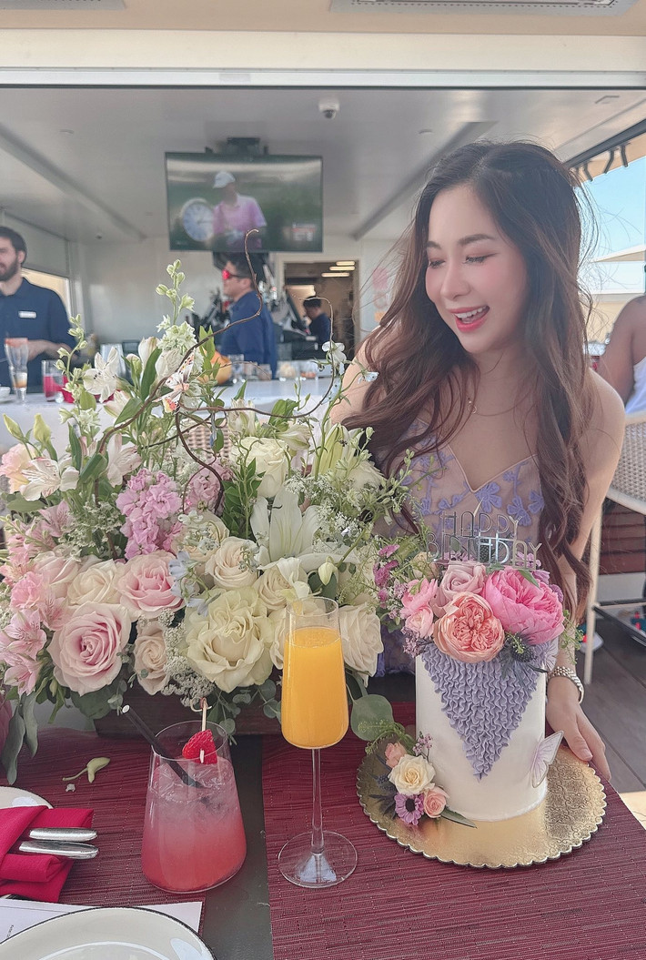 Mỗi lần xuất hiện trên mạng xã hội, cô lại khiến khán giả phải trầm trồ vì ngoại hình ngày càng xinh đẹp và rạng rỡ. Ảnh: FB Duy-uyen Nguyen