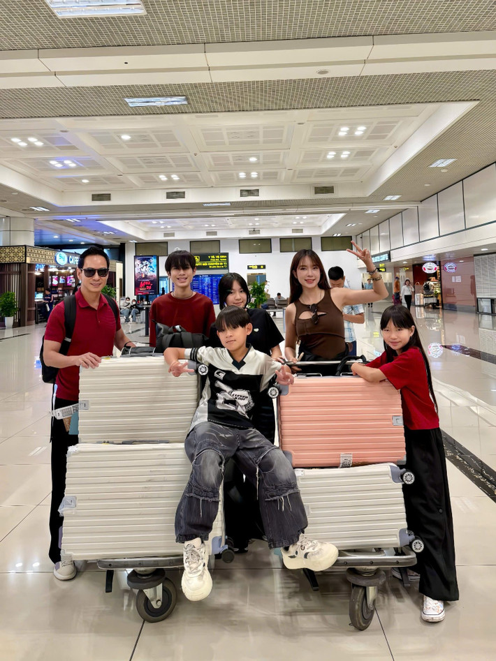 Gia đình Lý Hải - Minh Hải check in Hà Nội sau chuyến bay bão táp. Ảnh: FB Ly Hai Minh Ha