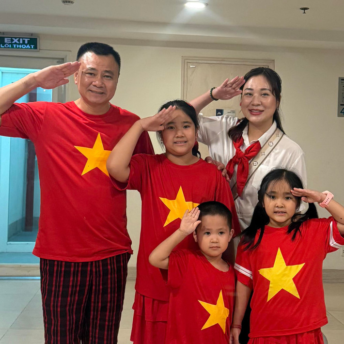 NSND Tự Long cùng vợ con chụp ảnh hưởng ứng đại lễ 2/9. Ảnh: FB Tự Long