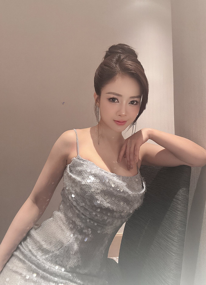 Ở tuổi ngoài 30, Dương Hoàng Yến vẫn giữ được làn da sáng mịn, gương mặt đầy sức sống và vóc dáng cân đối.